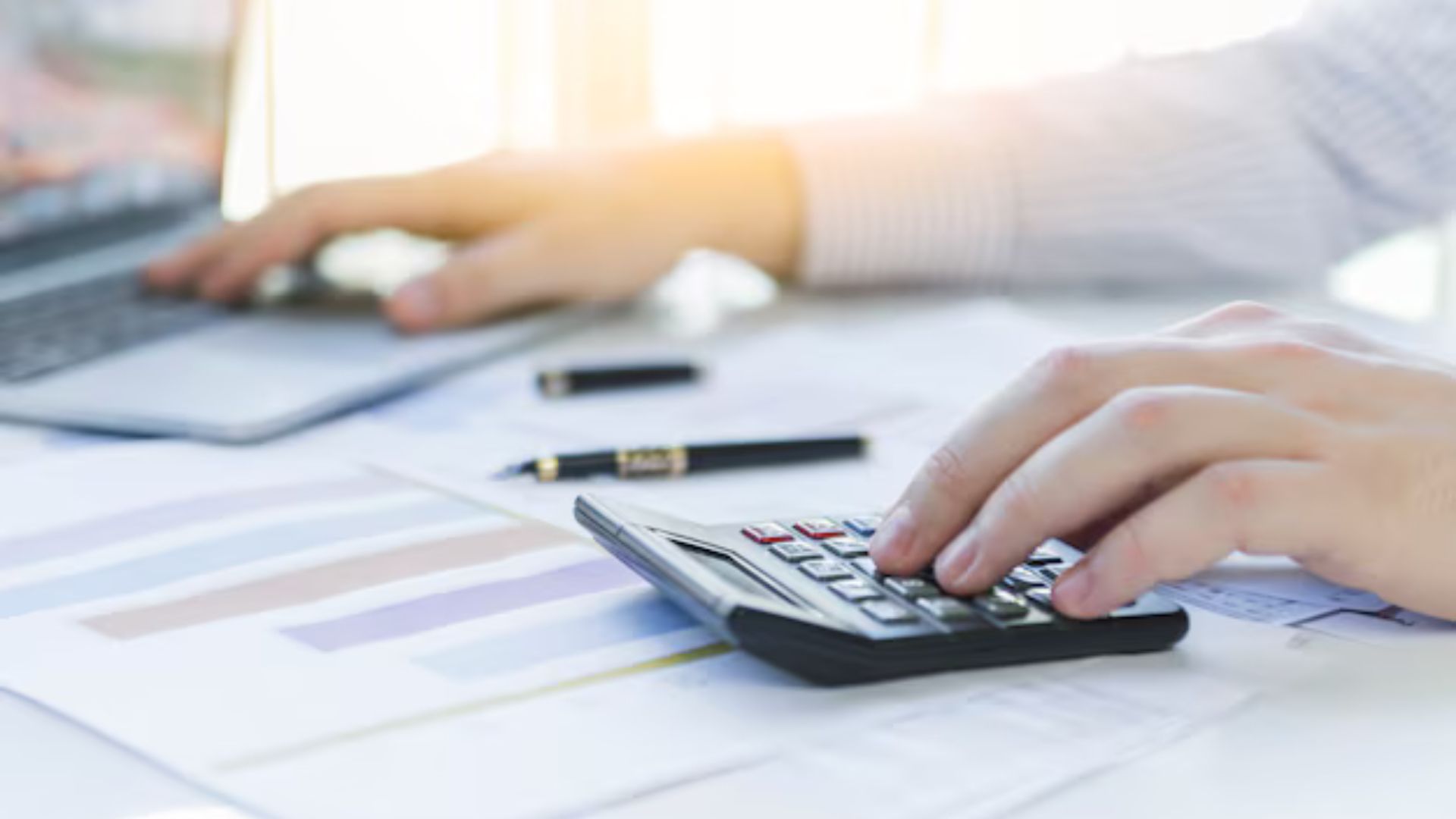 Mãos usando uma calculadora